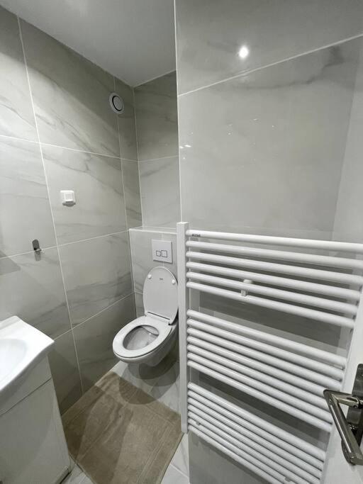 Appartement Cosy Et Moderne Proche De Disneyland Бюсси-Сен-Жорж Номер фото